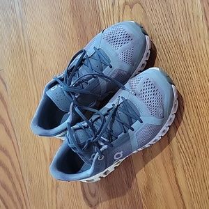 On Running sz 5w women's tennis shoes